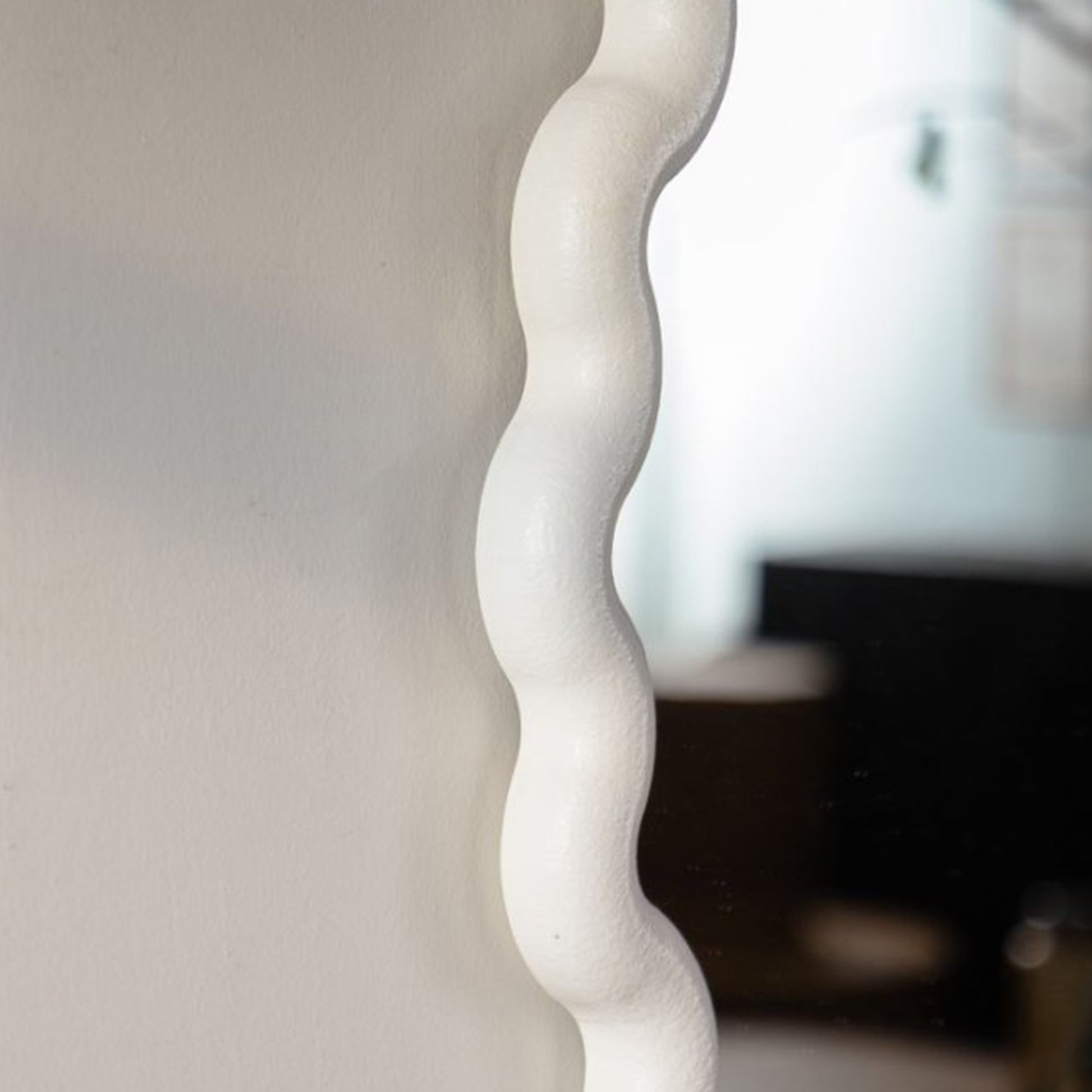 White Scalloped Round Wall Mirror, Wavy Frame For Living Room Bedroom Bathroom Decor