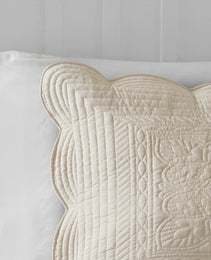 3 Piece Reversible Scalloped Edge Quilt Set Cream King Cal King